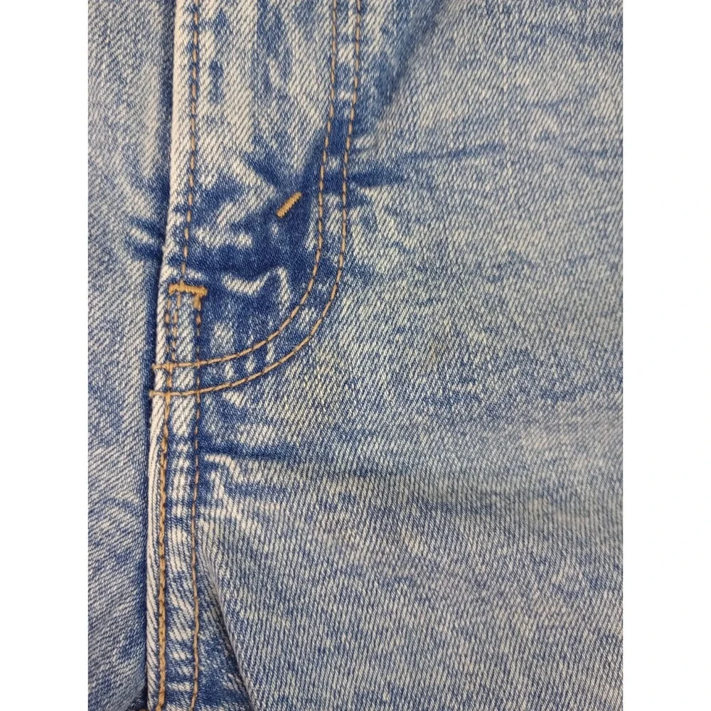 Signature Gold Levi Strauss Men's 29x30 Slim Cut Medium Wash Blue Jeans